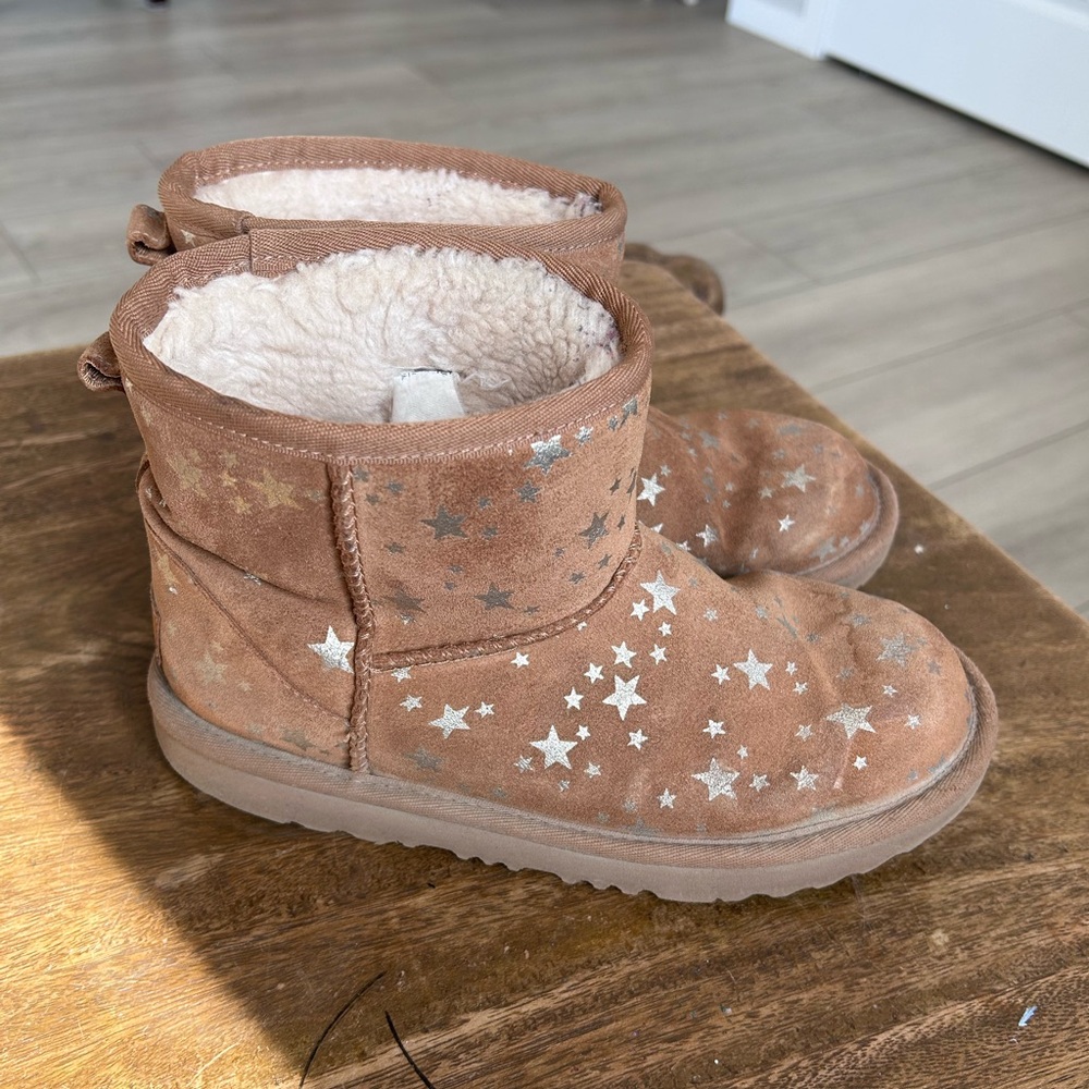 UGG Classic Mini II Silver Stars Chestnut Suede Kids Ankle Boots Winter Cozy